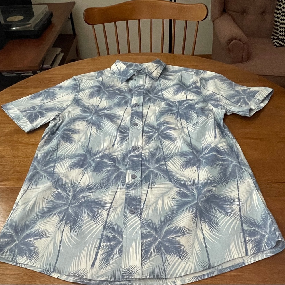 Men’s casual button down. Tropical vacay!!